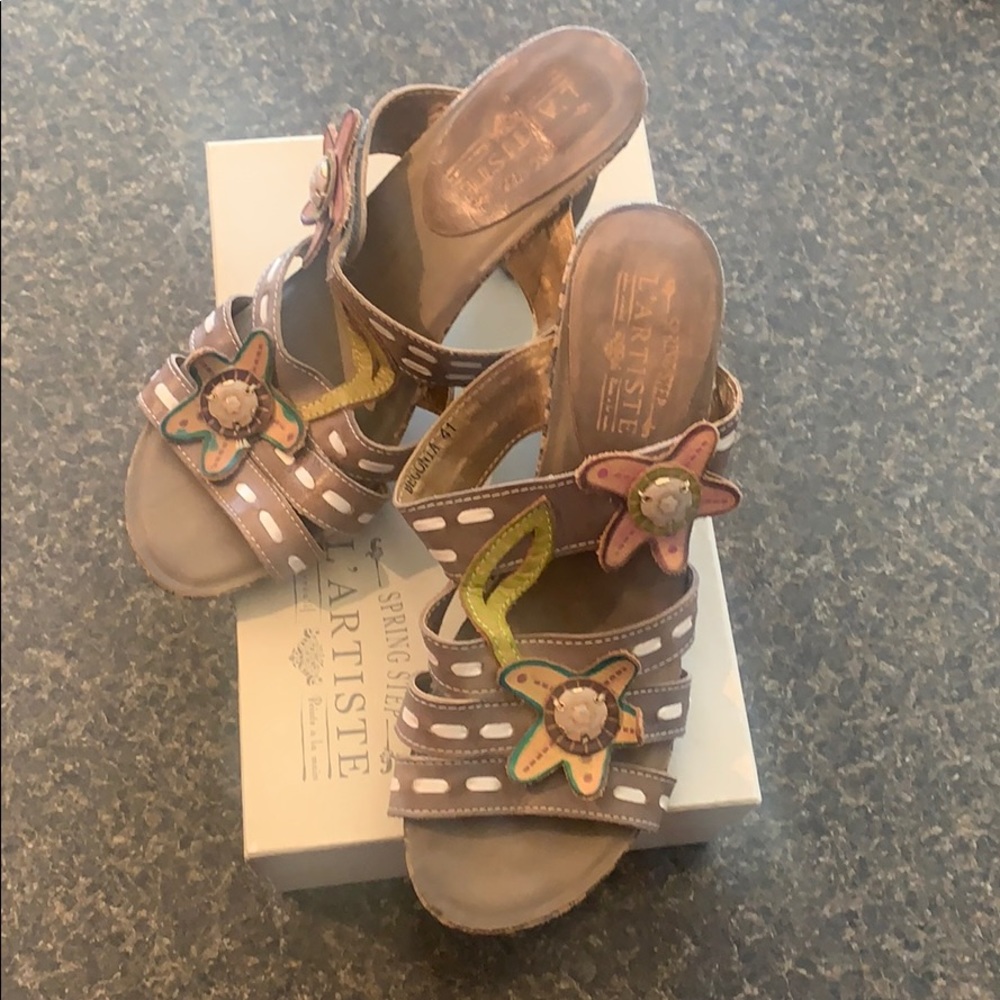L’ARTISTE BEGONIA GRAY SANDALS